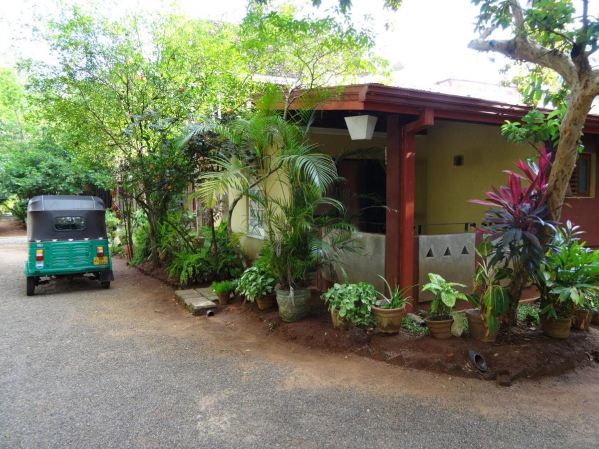אנוראדפורה Hotel Shalini מראה חיצוני תמונה