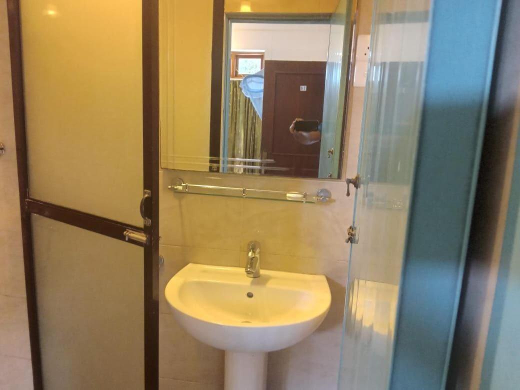 אנוראדפורה Hotel Shalini מראה חיצוני תמונה